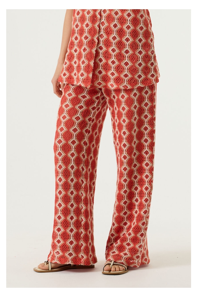 Garcia rode dames broek | Model vooraanzicht