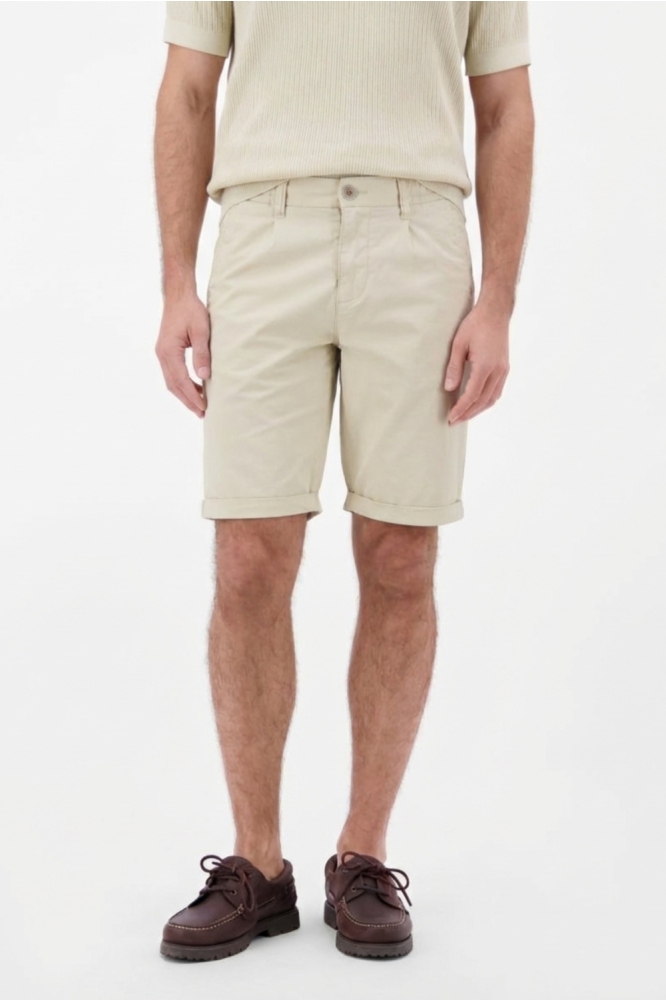 Lerros ecru heren korte broek | Model vooraanzicht