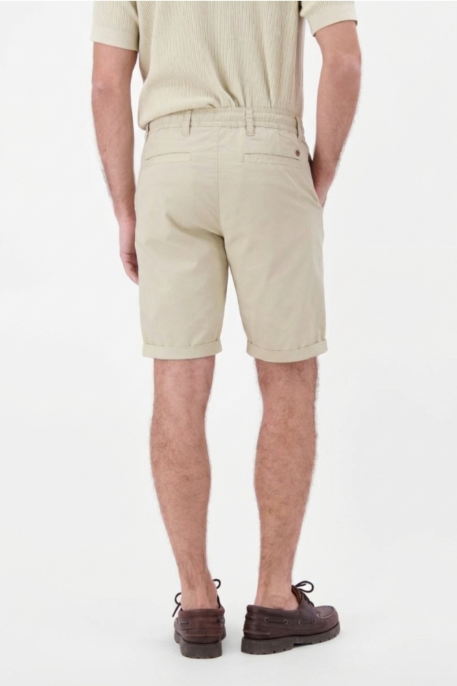 Lerros ecru heren korte broek | Model achteraanzicht