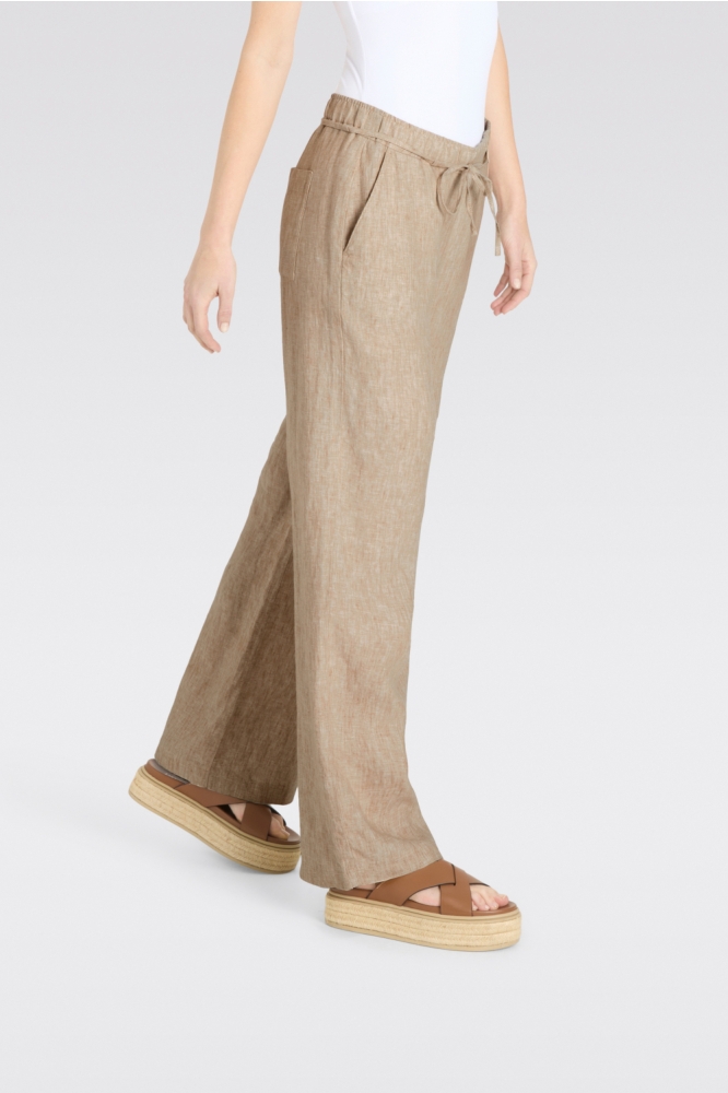 Mac camel dames broek | Model zijaanzicht