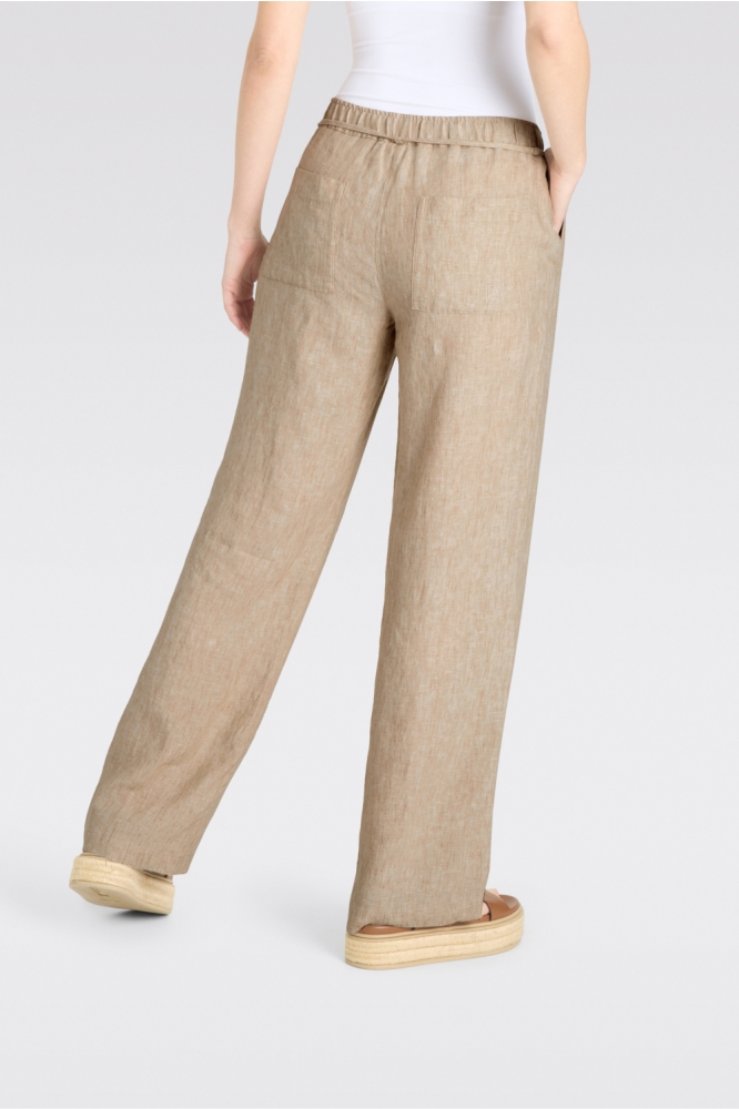 Mac camel dames broek | Model achteraanzicht