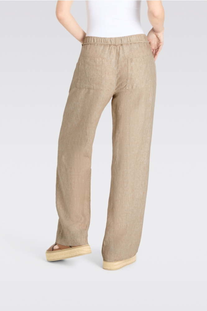 Mac camel dames broek | Model achteraanzicht