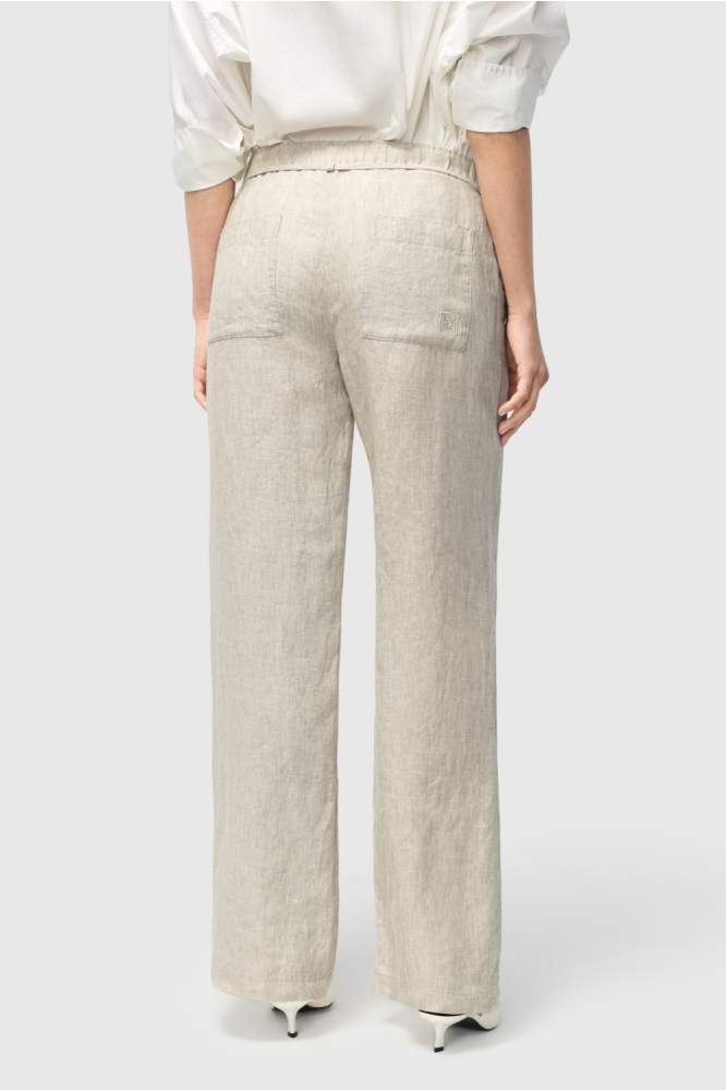 Mac beige dames broek | Model achteraanzicht