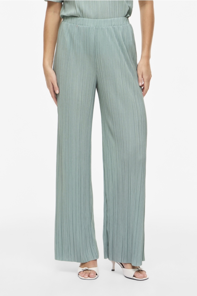 Vila groene dames broek | Model vooraanzicht