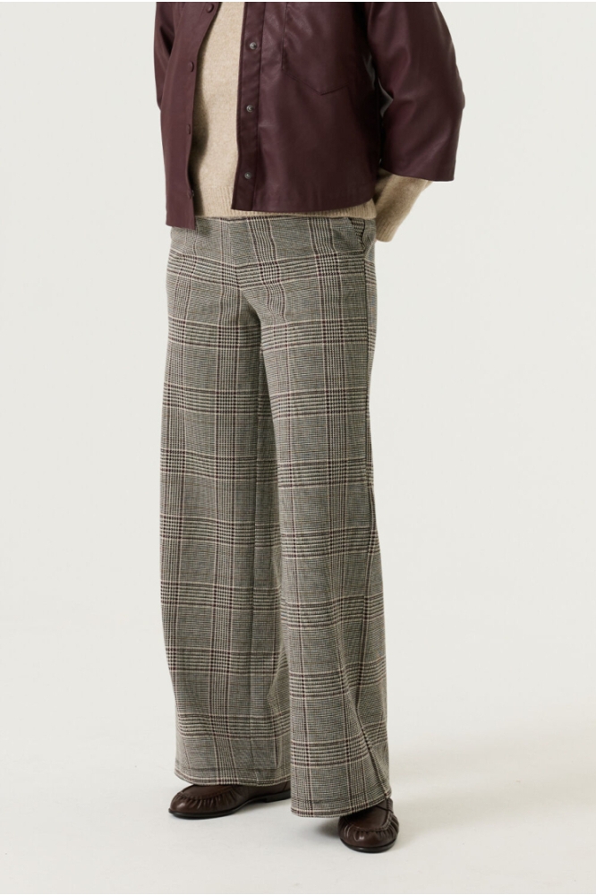 Garcia zwarte dames broek | Model vooraanzicht
