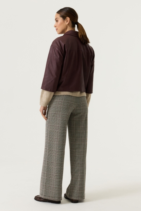 Garcia zwarte dames broek | Model achteraanzicht