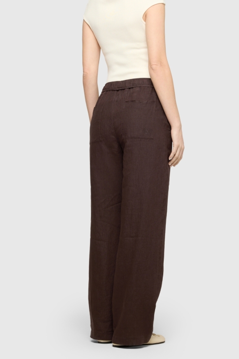 Mac bruine dames broek | Model achteraanzicht