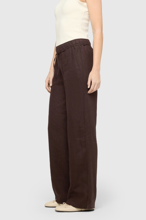Mac bruine dames broek | Model zijaanzicht