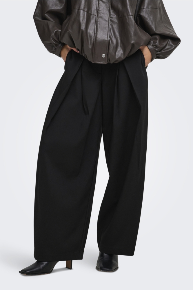 Only zwarte dames broek | Model vooraanzicht