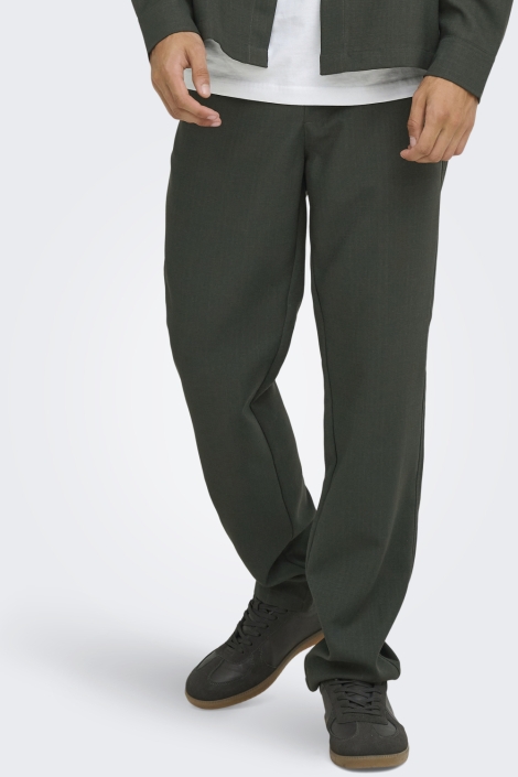 Only & Sons groene heren broek | Model vooraanzicht