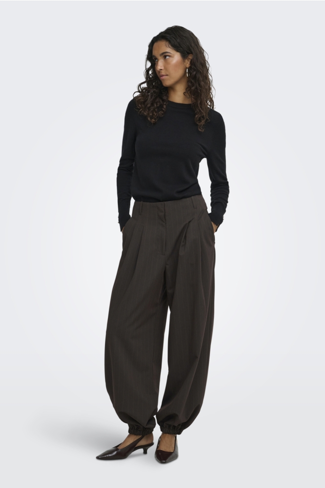 Jacqueline de Yong bruine dames broek | Model vooraanzicht