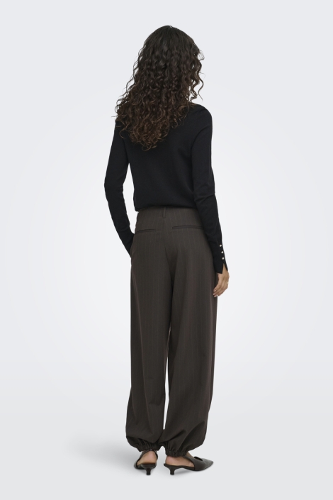 Jacqueline de Yong bruine dames broek | Model achteraanzicht