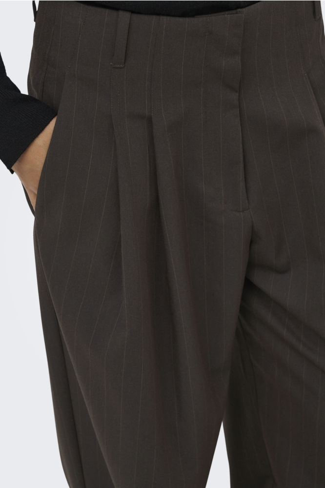 Jacqueline de Yong bruine dames broek | Close up