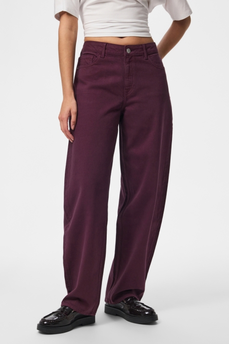 Pieces bordeaux dames jeans | Model vooraanzicht