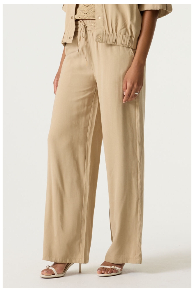 Garcia zand dames broek | Model vooraanzicht