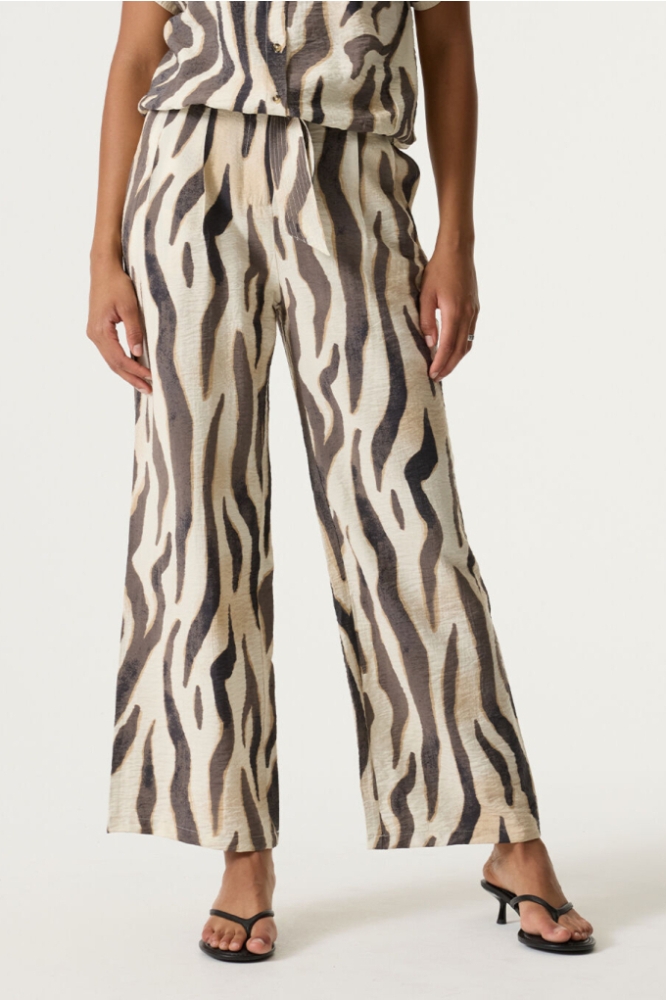 Garcia beige dames broek | Model vooraanzicht