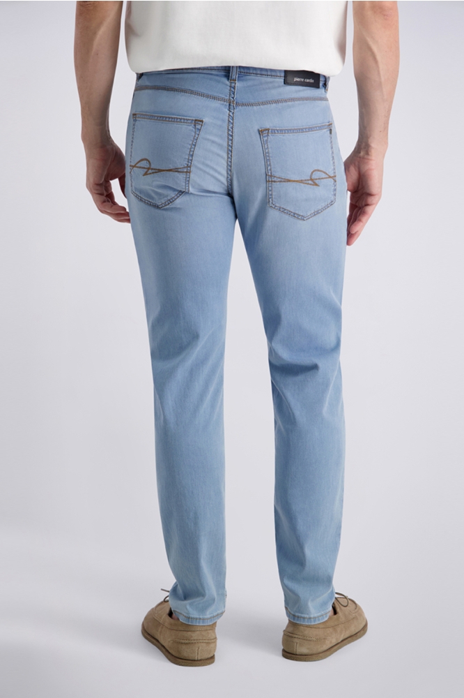 Pierre Cardin blauwe heren jeans | Model achteraanzicht