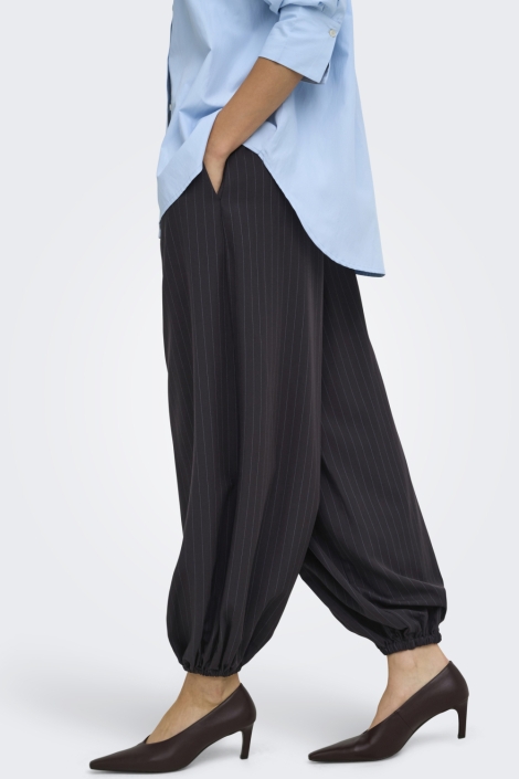 Jacqueline de Yong blauwe dames broek | Model zijaanzicht
