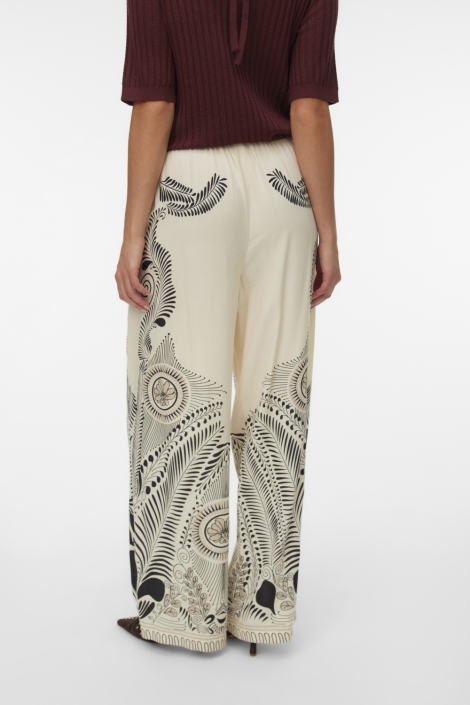 Vero Moda beige dames broek | Model achteraanzicht