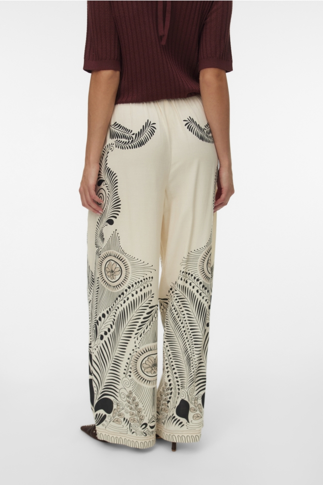 Vero Moda beige dames broek | Model achteraanzicht