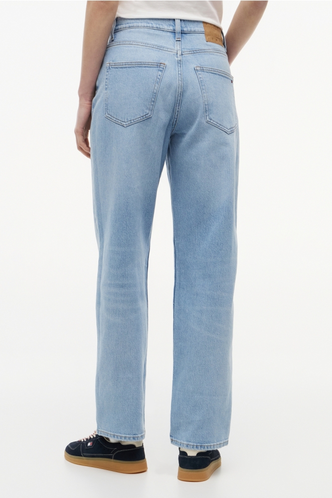 Tommy Jeans blauwe dames jeans | Model achteraanzicht