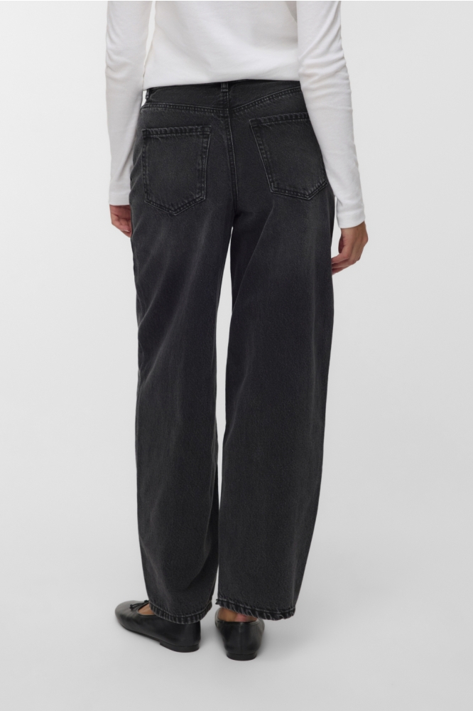 Vero Moda zwarte dames jeans | Model achteraanzicht