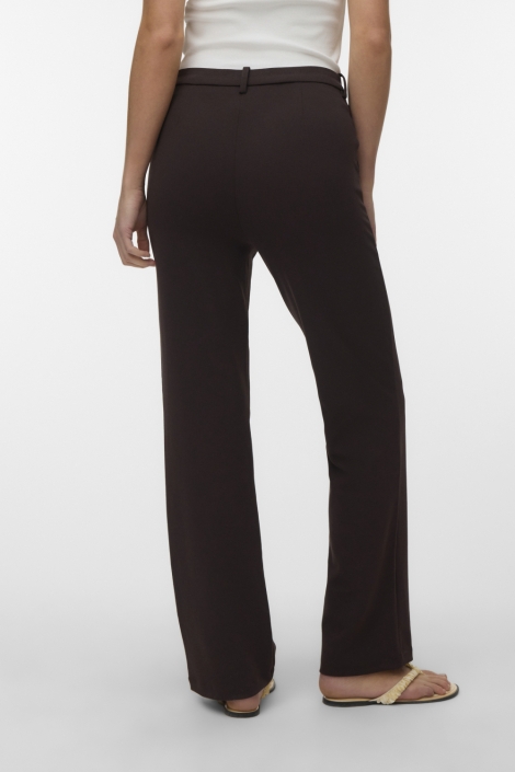 Vero Moda bruine dames broek | Model achteraanzicht