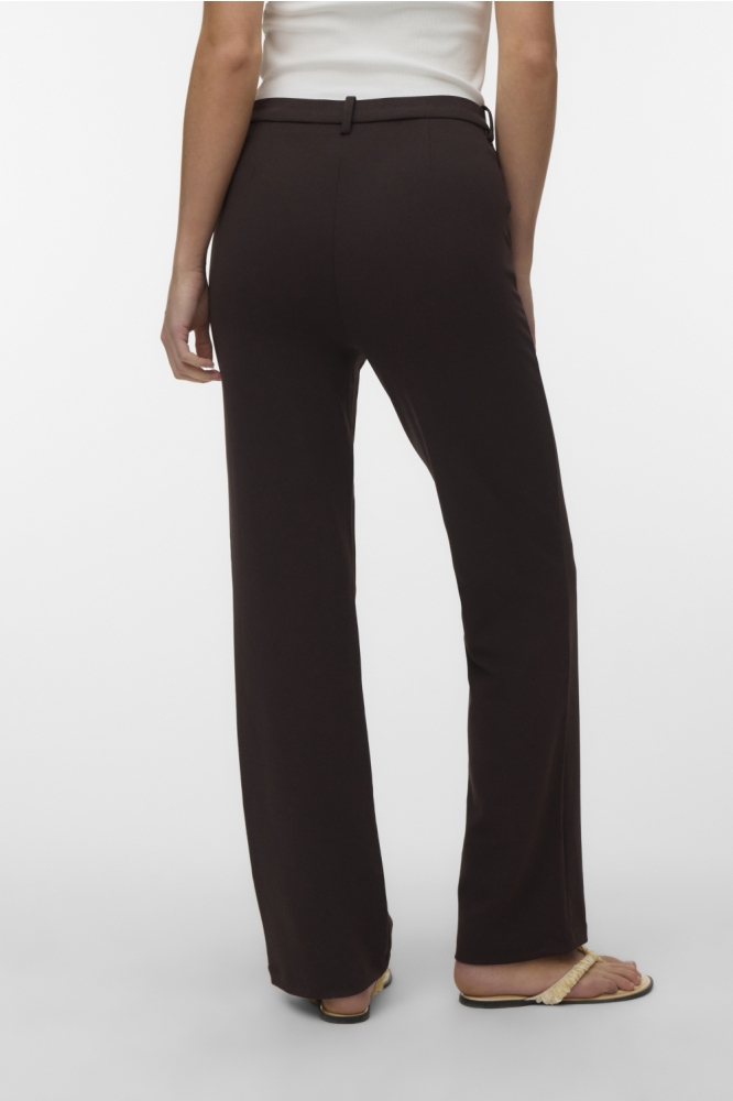 Vero Moda bruine dames broek | Model achteraanzicht