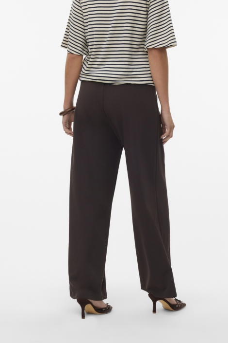 Vero Moda bruine dames broek | Model achteraanzicht