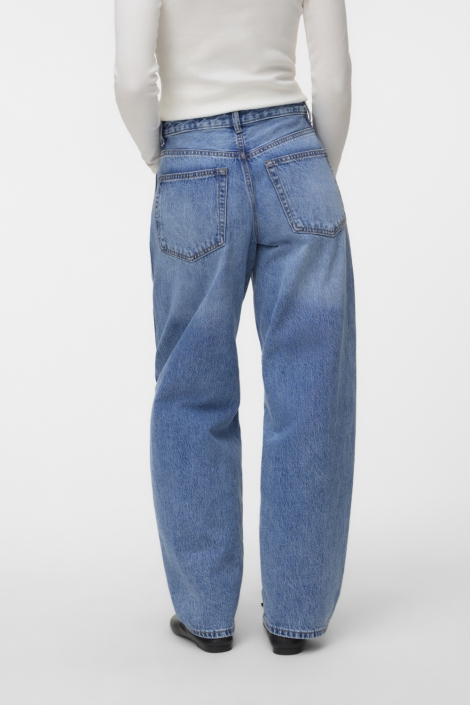Vero Moda blauwe dames jeans | Model achteraanzicht