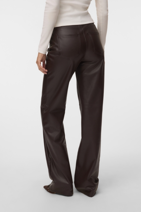 Vero Moda bruine dames broek | Model achteraanzicht