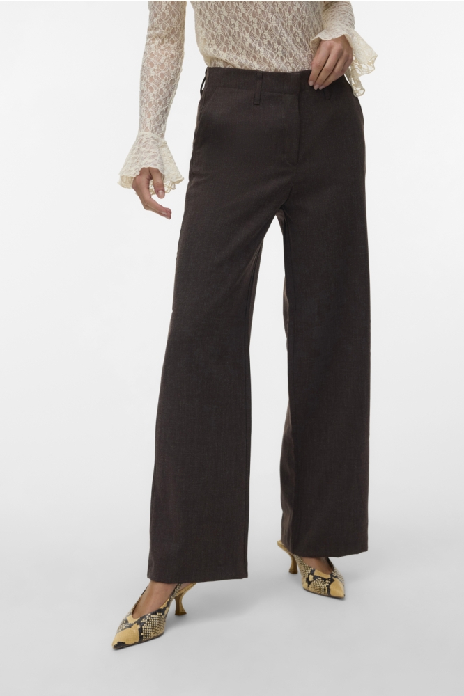 Vero Moda bruine dames broek | Model vooraanzicht