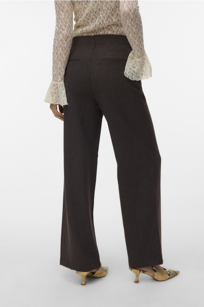 Vero Moda bruine dames broek | Model achteraanzicht