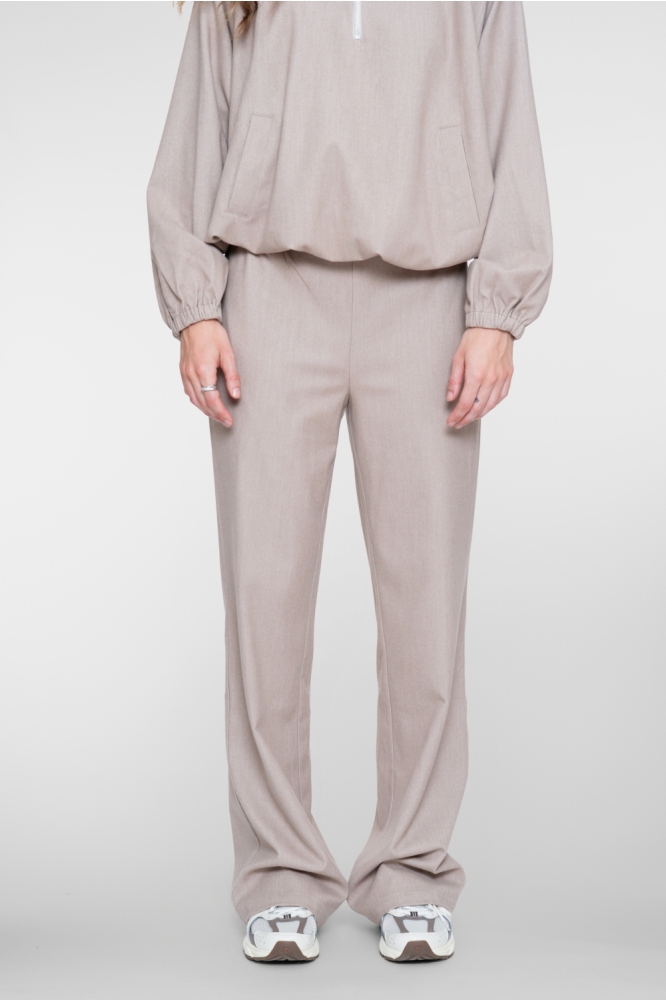 Geisha zand dames broek | Model vooraanzicht