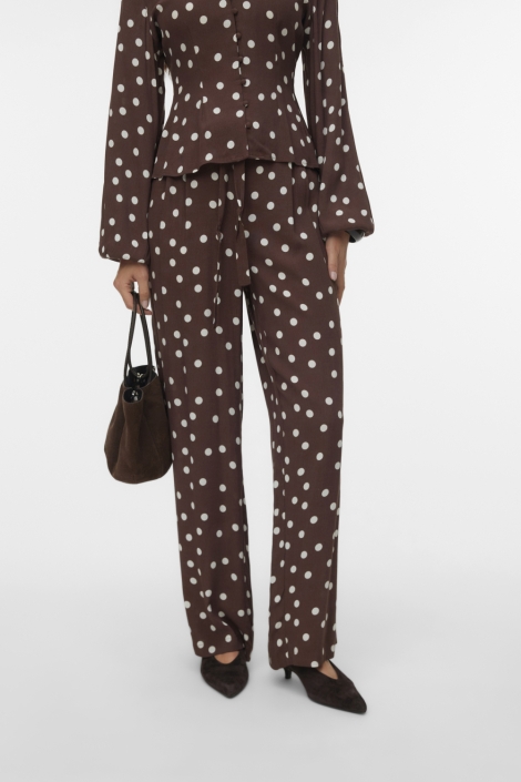 Vero Moda bruine dames broek | Model vooraanzicht