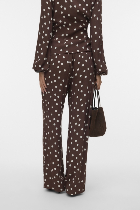 Vero Moda bruine dames broek | Model achteraanzicht