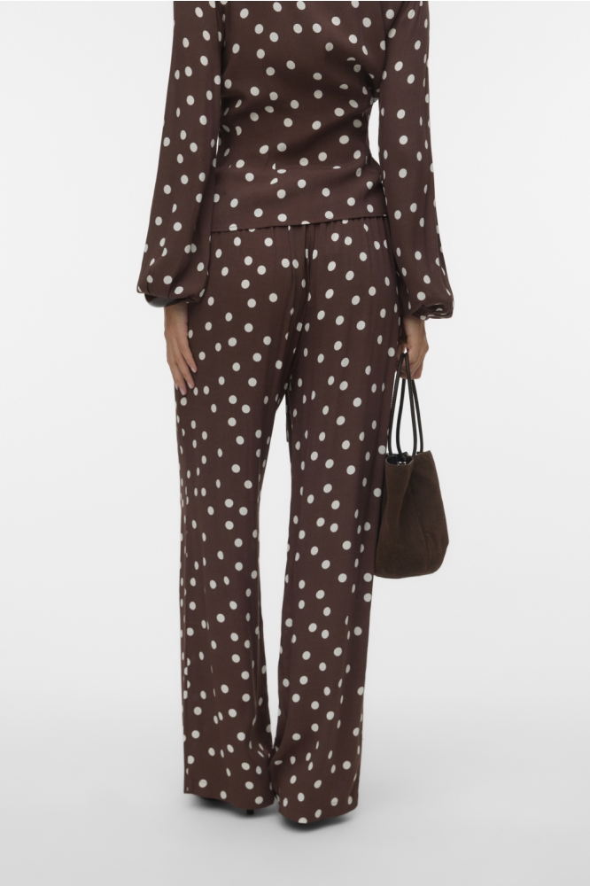 Vero Moda bruine dames broek | Model achteraanzicht