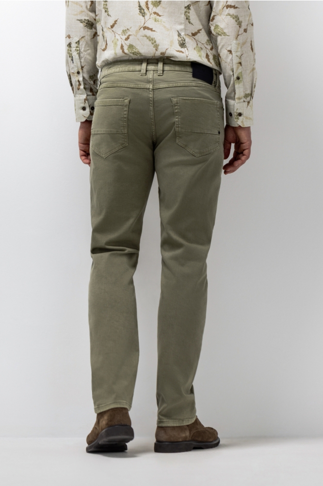 State of Art groene heren jeans | Model achteraanzicht