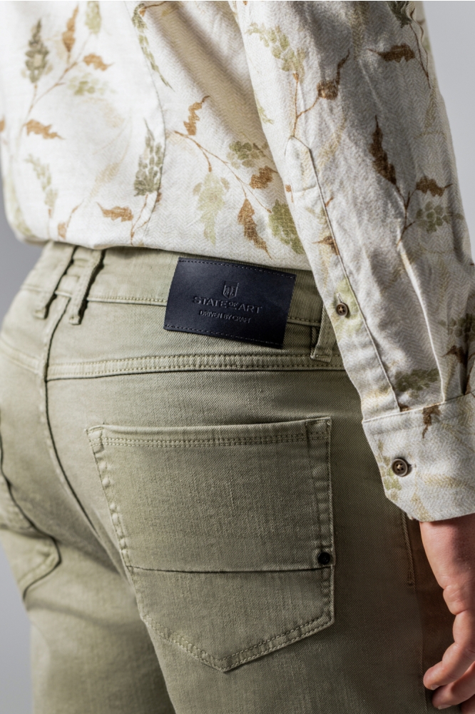 State of Art groene heren jeans | Model achteraanzicht