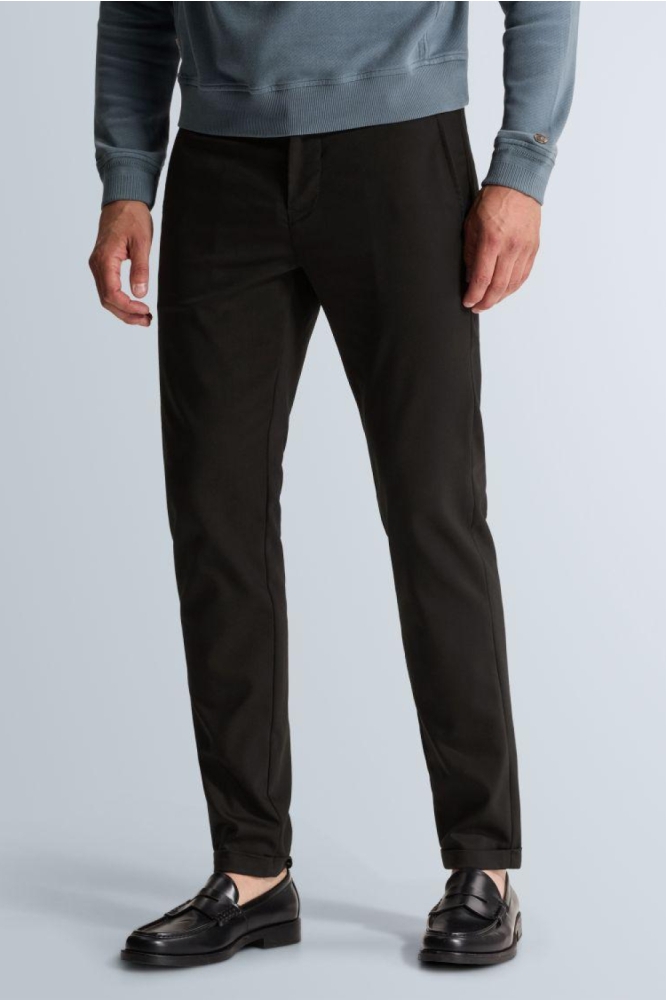 Cast Iron zwarte heren broek | Model vooraanzicht
