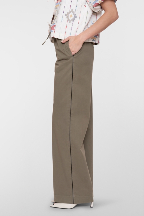 Geisha groene dames broek | Model zijaanzicht