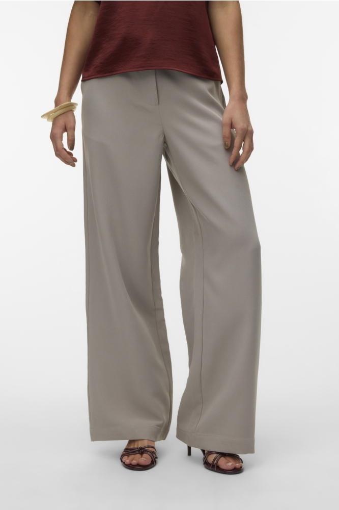 Vero Moda taupe dames broek | Model vooraanzicht