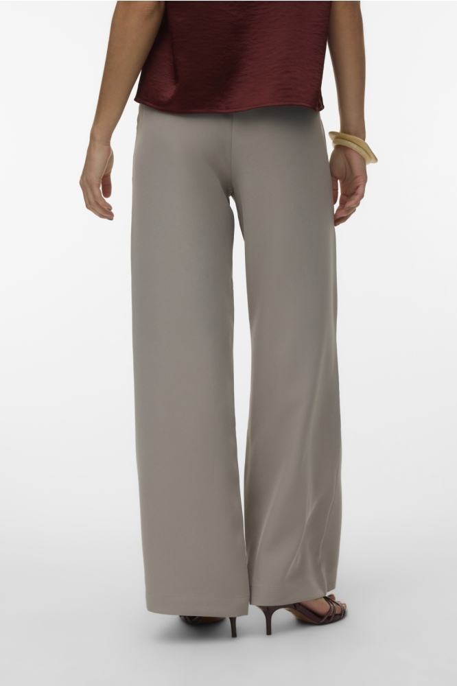 Vero Moda taupe dames broek | Model achteraanzicht