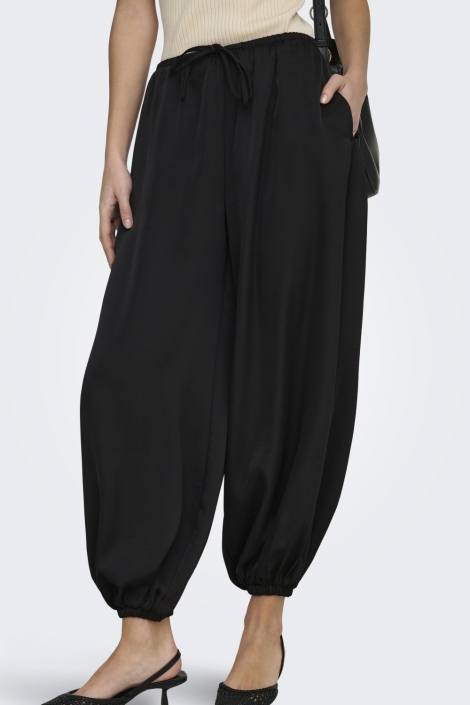 Jacqueline de Yong zwarte dames broek | Model vooraanzicht