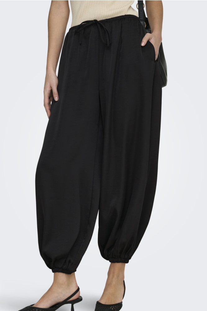 Jacqueline de Yong zwarte dames broek | Model vooraanzicht