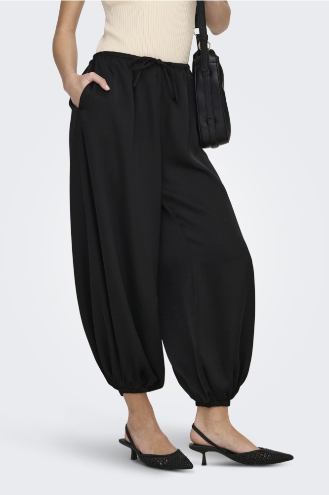 Jacqueline de Yong zwarte dames broek | Model achteraanzicht