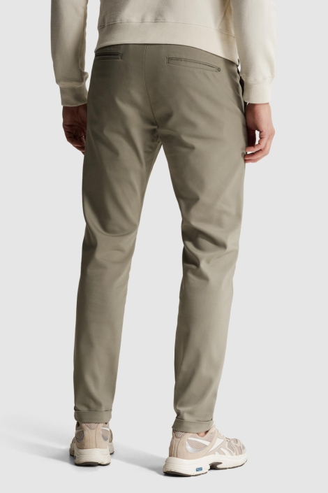 Cast Iron groene heren broek | Model achteraanzicht