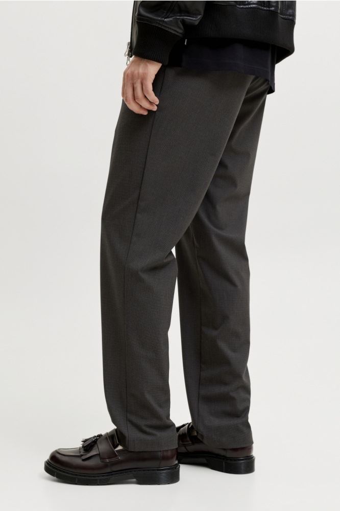 Jack & Jones bruine heren broek | Model zijaanzicht