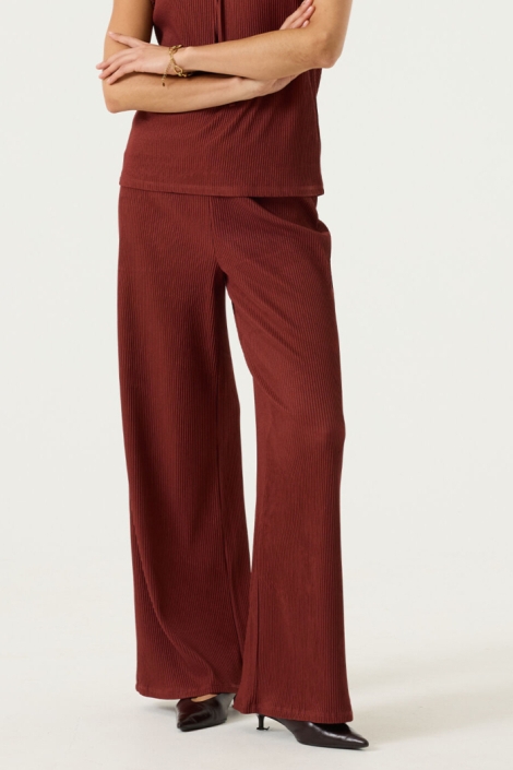 Garcia rode dames broek | Model vooraanzicht