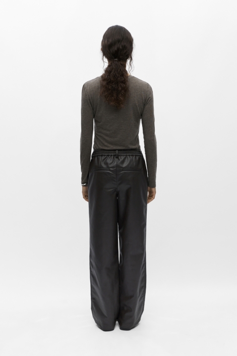 Object bruine dames broek | Model achteraanzicht